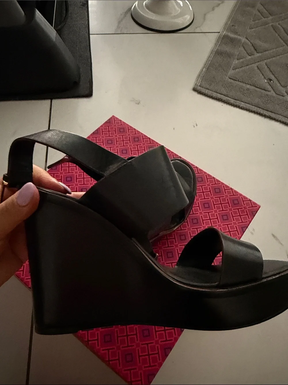 Tory Burch Black Leather Wedge Sandals NWT - Picture 4 of 5